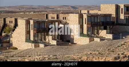 Vista del Beresheet Hotel a Mitzpe Ramon con Makhtesh Ramon sullo sfondo, Negev, Israele Foto Stock