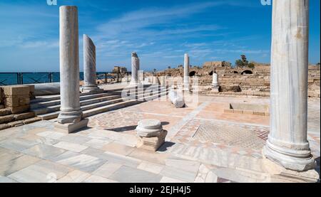 Colonne in sito archeologico nell'antica città portuale di Cesarea, Israele Foto Stock