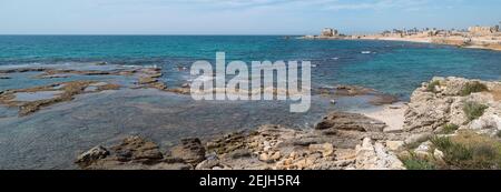 Rovine di un edificio sul mare, Cesarea, Tel Aviv, Israele Foto Stock