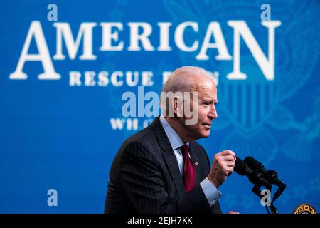 Washington, Stati Uniti. 22 Feb 2021. Il presidente DEGLI STATI UNITI Joseph Biden annuncia modifiche al programma di protezione delle retribuzioni (PPP) nell'Eisenhower Executive Office Building di Washington, DC, USA, 22 febbraio 2021. Il Senato non è riuscito a condannare l'ex presidente per un'unica accusa di incitamento all'insurrezione. L’amministrazione Biden sta tentando di fornire un aiuto più mirato alle piccole imprese con la prossima tornata di prestiti PPP. Credit: Sipa USA/Alamy Live News Foto Stock