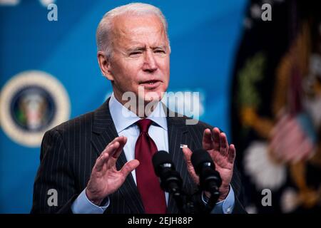 Washington, Stati Uniti. 22 Feb 2021. Il presidente DEGLI STATI UNITI Joseph Biden annuncia modifiche al programma di protezione delle retribuzioni (PPP) nell'Eisenhower Executive Office Building di Washington, DC, USA, 22 febbraio 2021. Il Senato non è riuscito a condannare l'ex presidente per un'unica accusa di incitamento all'insurrezione. L’amministrazione Biden sta tentando di fornire un aiuto più mirato alle piccole imprese con la prossima tornata di prestiti PPP. Credit: Sipa USA/Alamy Live News Foto Stock