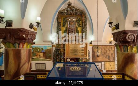 Bimah e Ark nella sinagoga di Abuhav, Safed (Zfat), Galilea, Israele Foto Stock