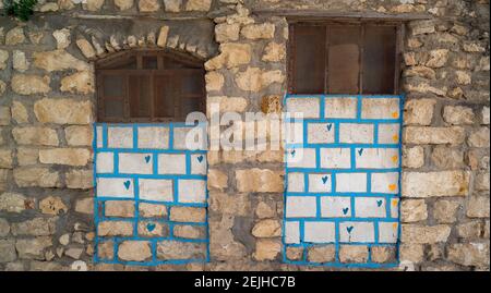 Forme cardiache dipinte su un muro, Safed (Zfat), Galilea, Israele Foto Stock