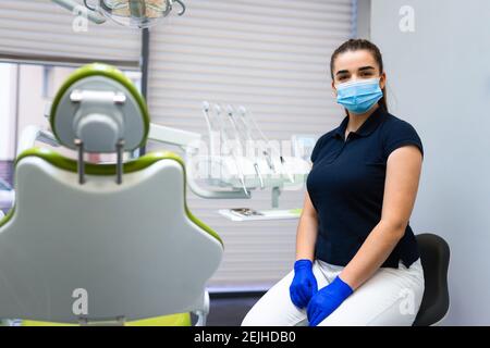Ritratto di donna dentista che si siede in ufficio Foto Stock