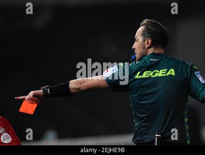 Luca Pairetto ( arbitro ) durante Benevento Calcio vs AS Roma, Serie calcistica italiana A match a Benevento, Italia. , . Febbraio 21 2021 (Foto di IPA/Sipa USA) Credit: Sipa USA/Alamy Live News Foto Stock