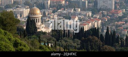 Vista elevata delle terrazze del Santuario del Bab, Giardini Bahai, Piazza della Colonia tedesca, Haifa, Israele Foto Stock