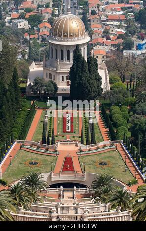 Vista elevata delle terrazze del Santuario del Bab, Giardini Bahai, Piazza della Colonia tedesca, Haifa, Israele Foto Stock