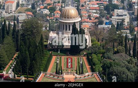 Vista elevata delle terrazze del Santuario del Bab, Giardini Bahai, Piazza della Colonia tedesca, Haifa, Israele Foto Stock