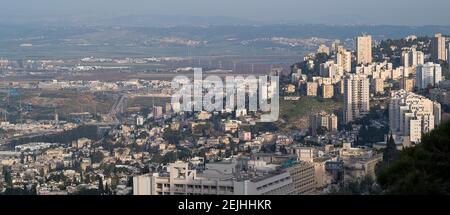 Vista elevata del paesaggio urbano, Haifa, Israele Foto Stock