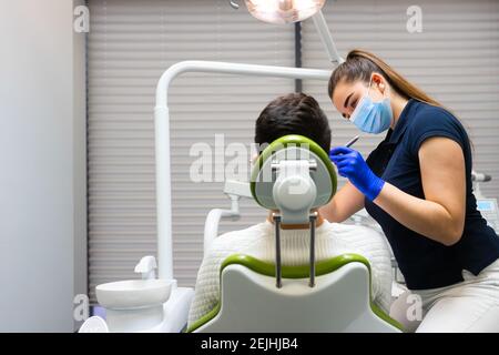 Uomo al controllo dentale. Paziente su appuntamento del dentista Foto Stock