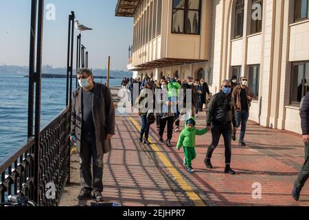 I passeggeri sbarcano dal traghetto al molo di Kadikoy appartenente alle linee della Città di Istanbul durante i giorni della pandemia del coronavirus, Istanbul, Turchia Foto Stock