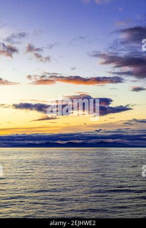 Strana forma di una figura volante o di un angelo in un tramonto sulla costa nord-occidentale del Pacifico vicino a Prince of Wales Island, Alaska, USA - visto da una nave da crociera. Foto Stock