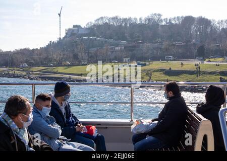 22 febbraio 2021: Passeggeri che viaggiano sul traghetto Eminonu-Kadikoy delle linee della città di Istanbul durante i giorni della pandemia di coronavirus a Bosforo, Istanbul, Turchia il 22 febbraio 2021. Credit: Tolga Ildun/ZUMA Wire/Alamy Live News Foto Stock