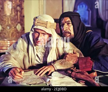 LAWRENCE D'ARABIA 1962 film di foto della Columbia con Peter o'Toole A sinistra come T.E.Lawrence e Anthony Quinn come Auda abu Tayi Foto Stock