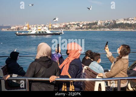 22 febbraio 2021: Passeggeri che viaggiano sul traghetto Eminonu-Kadikoy delle linee della città di Istanbul durante i giorni della pandemia di coronavirus a Bosforo, Istanbul, Turchia il 22 febbraio 2021. Credit: Tolga Ildun/ZUMA Wire/Alamy Live News Foto Stock