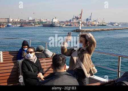 22 febbraio 2021: Passeggeri che viaggiano sul traghetto Eminonu-Kadikoy delle linee della città di Istanbul durante i giorni della pandemia di coronavirus a Bosforo, Istanbul, Turchia il 22 febbraio 2021. Credit: Tolga Ildun/ZUMA Wire/Alamy Live News Foto Stock