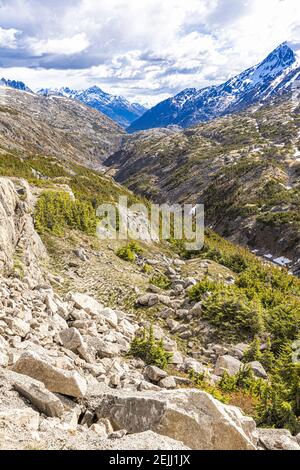 Una vista all'inizio di giugno sul confine tra Canada e USA accanto alla Klondike Highway NE di Skagway, Alaska, USA Foto Stock