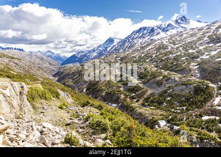 Una vista all'inizio di giugno sul confine tra Canada e USA accanto alla Klondike Highway NE di Skagway, Alaska, USA Foto Stock