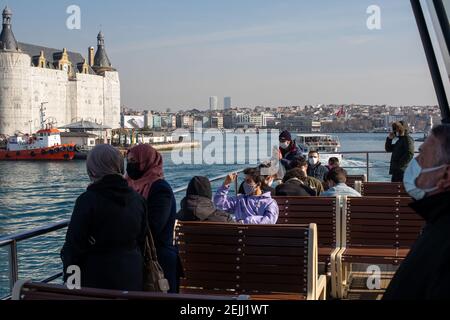 22 febbraio 2021: Passeggeri che viaggiano sul traghetto Eminonu-Kadikoy delle linee della città di Istanbul durante i giorni della pandemia di coronavirus a Bosforo, Istanbul, Turchia il 22 febbraio 2021. Credit: Tolga Ildun/ZUMA Wire/Alamy Live News Foto Stock