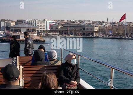 22 febbraio 2021: Passeggeri che viaggiano sul traghetto Eminonu-Kadikoy delle linee della città di Istanbul durante i giorni della pandemia di coronavirus a Bosforo, Istanbul, Turchia il 22 febbraio 2021. Credit: Tolga Ildun/ZUMA Wire/Alamy Live News Foto Stock