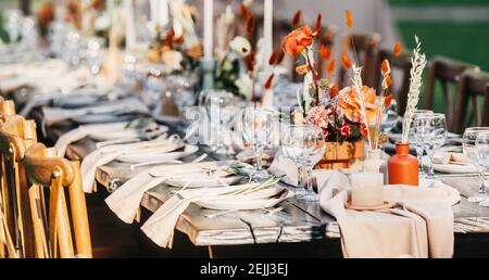 Tavolo per matrimoni decorato con decorazioni ed elegante per matrimoni Foto Stock