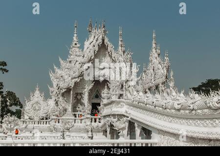 Chiang Rai, Thailandia - 16 febbraio 2020. Tempio bianco Wat Rong Khun nel nord Thailandia. Tempio buddista tailandese coperto con inserti di vetro. Turista asiatico Foto Stock