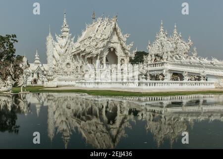 Chiang Rai, Thailandia - 16 febbraio 2020. Tempio bianco Wat Rong Khun nel nord Thailandia. Tempio buddista tailandese coperto con inserti di vetro. Turista asiatico Foto Stock