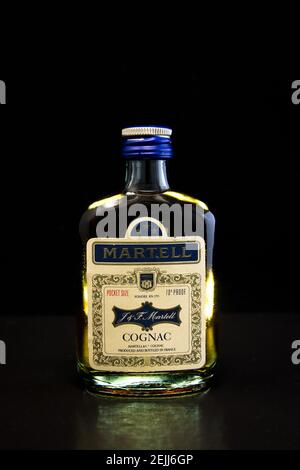 Bottiglia tascabile di Martell Cognac. Foto Stock