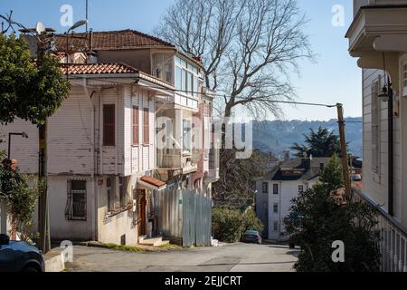Vista da Emirgan Streets, uno dei quartieri storici di Istanbul, Turchia il 22 febbraio 2021. Foto Stock