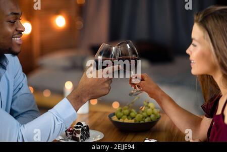 Ritratto di giovane coppia interracial con cena romantica, che celebra San Valentino insieme Foto Stock