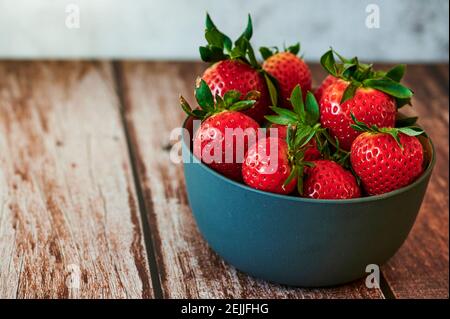 Frutta fresca che giace decorativamente alla luce del sole su un tavolo di legno. Foto Stock