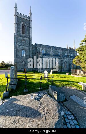 Downpatrick, Irlanda del Nord. 2 maggio 2016. Tomba di San Patrizio vicino alla Cattedrale, la Chiesa Cattedrale della Santissima e indivisa Trinità. Foto Stock