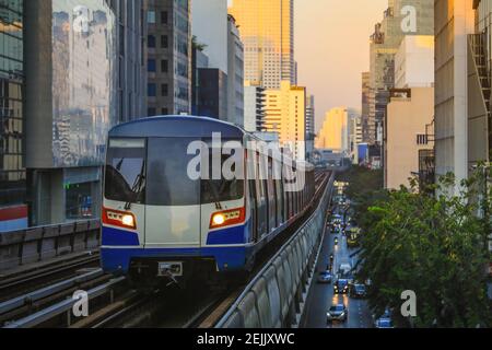 Lo Sky Train BTS è in funzione nel centro di Bangkok. Lo Sky train è la modalità di trasporto più veloce di Bangkok Foto Stock