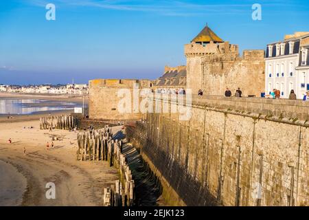 Saint-Malo, Francia - 25 agosto 2019: Tour Quic-en-Groigne e Tour des Dames del castello che ora ospita il Municipio e un museo di Saint-Malo Foto Stock