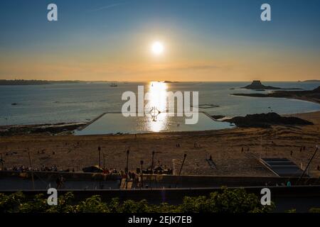 Saint-Malo, Francia - 25 agosto 2019: Bellezza tramonto vista dalla spiaggia di Saint Malo. Piscina naturale a Saint-Malo in Bretagna sulla Manica Foto Stock