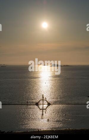 Bellezza tramonto vista dalla spiaggia di Saint Malo. Piscina naturale a Saint-Malo in Bretagna nella Francia nord-occidentale sulla Manica Foto Stock