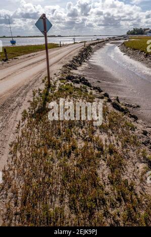 Oltrepassa un cartello sul bordo della strada che collega Sunderland Point e Morecambe, lungo le rive del fiume Lune Foto Stock