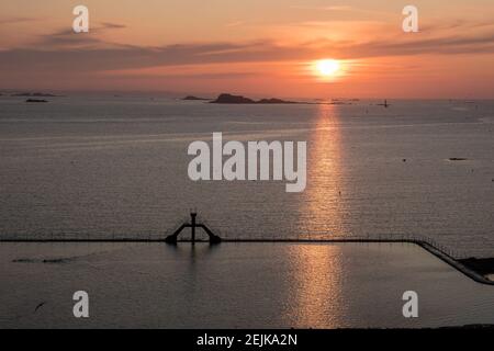 Bellezza tramonto vista dalla spiaggia di Saint Malo. Piscina naturale a Saint-Malo in Bretagna nella Francia nord-occidentale sulla Manica Foto Stock