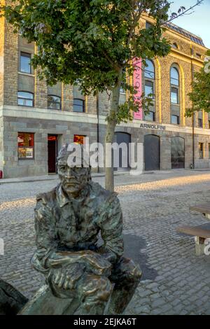 Statua all'esterno della galleria Arnolfini nelle banchine di Bristol. Foto Stock