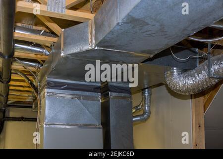 Sistema di ventilazione dell'aria in tubi di riscaldamento centrali in acciaio su nuova casa Foto Stock