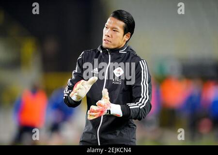 BRUGES, BELGIO - FEBBRAIO 22: Portiere Kawin Thamsatchanan di OH Leuven durante la partita della Jupiler Pro League tra il Club Brugge e l'OH Leuven a Ja Foto Stock