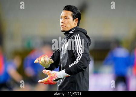 BRUGES, BELGIO - FEBBRAIO 22: Portiere Kawin Thamsatchanan di OH Leuven durante la partita della Jupiler Pro League tra il Club Brugge e l'OH Leuven a Ja Foto Stock