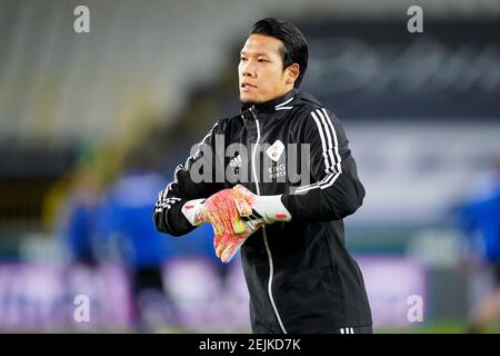 BRUGES, BELGIO - FEBBRAIO 22: Portiere Kawin Thamsatchanan di OH Leuven durante la partita della Jupiler Pro League tra il Club Brugge e l'OH Leuven a Ja Foto Stock