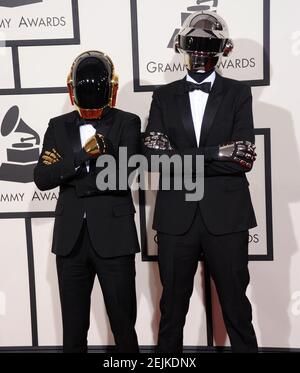 22 febbraio 2021: Daft Punk, l'influente duo francese di musica elettronica, ha annunciato di aver scomposto dopo 28 anni. FILE PHOTO: 26 gennaio 2014, Los Angeles, California, USA: Daft Punk arriva per il 56° Grammy Awards annuale allo Staples Center. (Credit Image: © Lisa o'Connor/ZUMAPRESS.com) Foto Stock