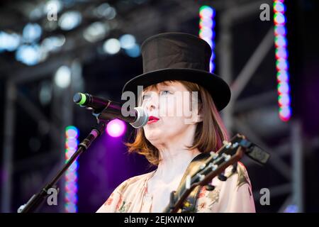 Suzanne Vega suona dal vivo al festival Isle of Wight di Seaclose Park, Newport. Data immagine: Domenica 24 giugno 2018. Il credito fotografico dovrebbe essere: David Jensen Foto Stock