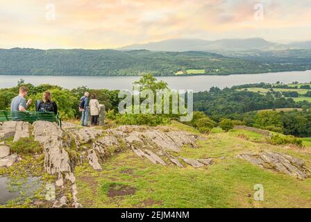 Gli escursionisti godono della vista al punto panoramico Orrest Head vicino a Windermere, Lake District, Cumbria, Inghilterra, Regno Unito Foto Stock