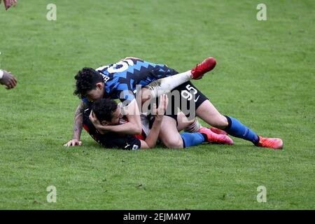 2/21/2021 - Milano derby vs campionato Inter 2020 21 nella foto: CALHANOGLU VS BASTONI (Foto di IPA/Sipa USA) Credit: Sipa USA/Alamy Live News Foto Stock