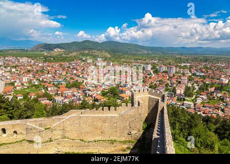 Rovine della vecchia fortezza di tzar Samuel a Ohrid in una bella giornata estiva, Repubblica di Macedonia Foto Stock