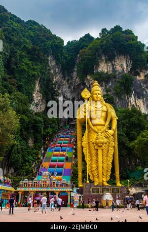 La statua di Muragan più alta del mondo all'ingresso delle grotte di Batu, Malesia Foto Stock