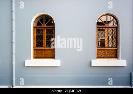 Finestre dipinte in modo luminoso nel quartiere coloniale francese di Pondicherry Foto Stock